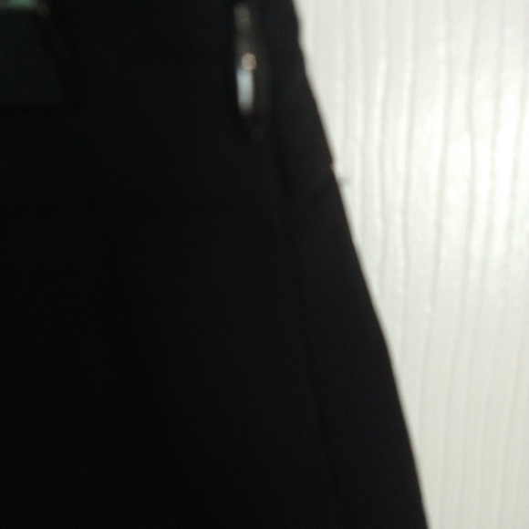 Harve benard by benard holtzman black skirt with slit on side and zipper. Size 8 - Picture 3 of 8
